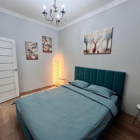 2-Х Комнатная В Золотом Квадрате Leilighet Almaty Eksteriør bilde