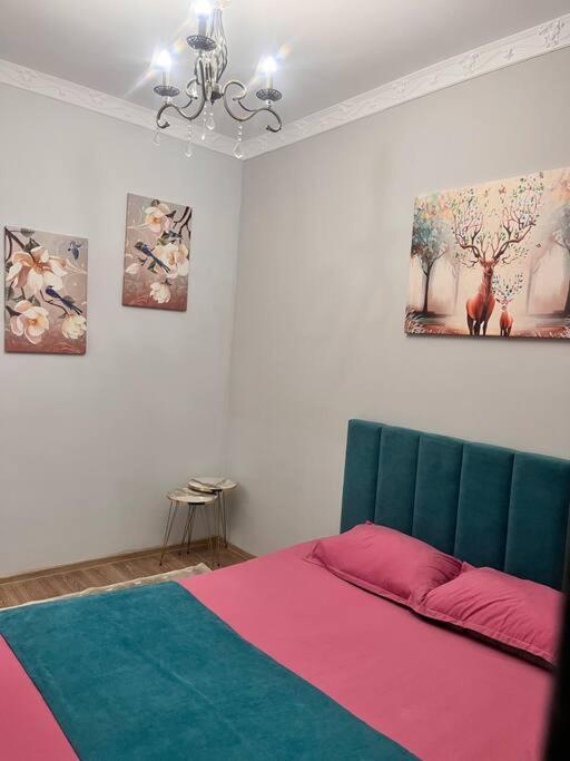 2-Х Комнатная В Золотом Квадрате Leilighet Almaty Eksteriør bilde