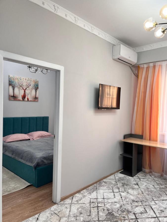 2-Х Комнатная В Золотом Квадрате Leilighet Almaty Eksteriør bilde