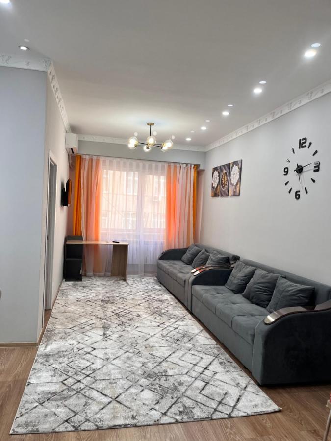 2-Х Комнатная В Золотом Квадрате Leilighet Almaty Eksteriør bilde