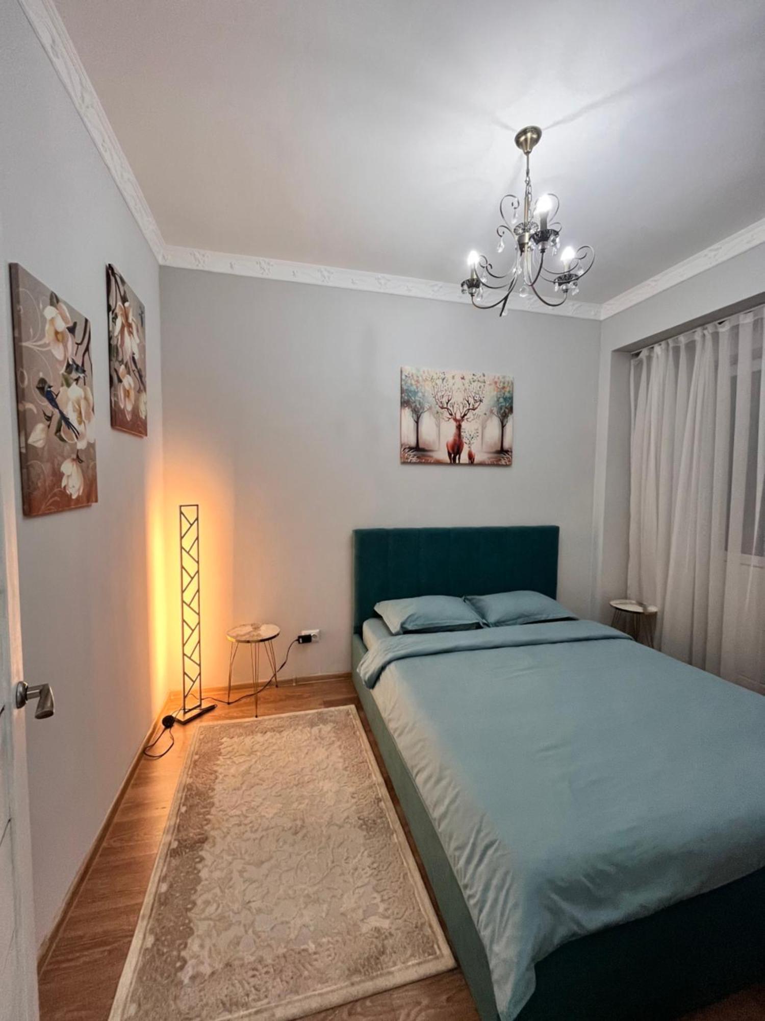 2-Х Комнатная В Золотом Квадрате Leilighet Almaty Eksteriør bilde